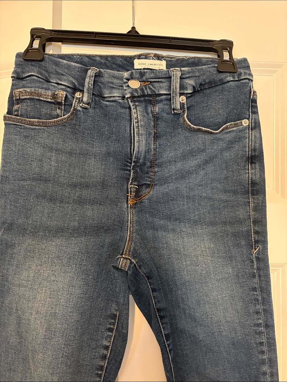 Good American Skinny Jeans in Faded Blue Wash